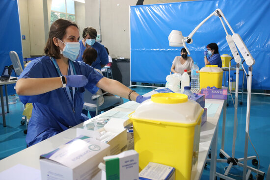 A nurse in Granollers preparing Covid-19 vaccine doses (by Albert Segura Lorrio)